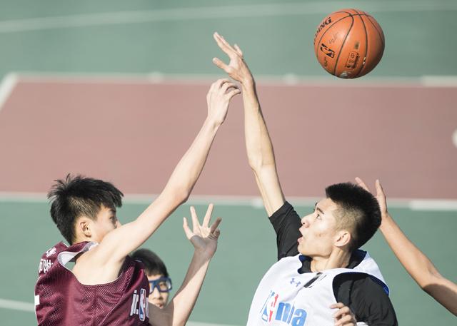 女同学撅着贱屁股等我调教她